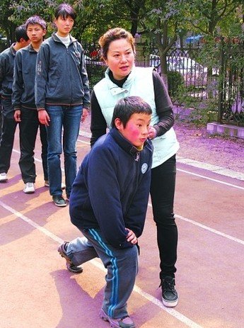 左手零食右手棍 “魔鬼教练”让智障孩子拿奖牌--中国国情