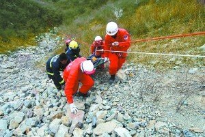开车夜游妙峰山 大学生坠山涧身亡(图)--中国国情手册
