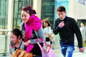 在建厂房围墙因大风部分坍塌致2死8伤(组图)--中国国情