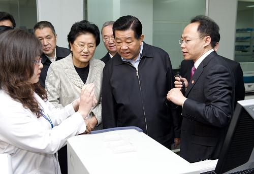 贾庆林参观生物芯片项目--中国国情