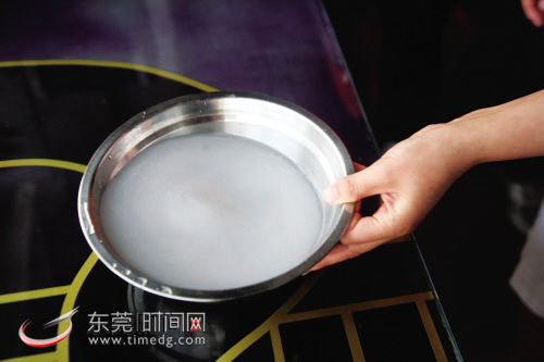 居民家自来水像牛奶 水务局称水质达标(图)--中国国情