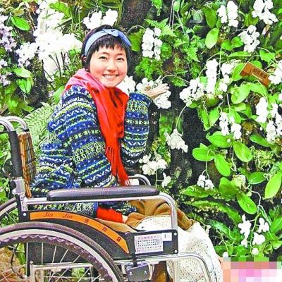 Selina伤情好转 外出与父母赏花拍照看夕阳(图)--中国国情手册