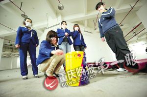 油漆味熏商场一月多 营业员无奈戴口罩上班(图)--中国国情网