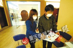 油漆味熏商场一月多 营业员无奈戴口罩上班(图)--中国国情网