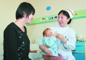 护士获第42届南丁格尔奖章 曾为艾滋病人吸痰(图)--中国国情