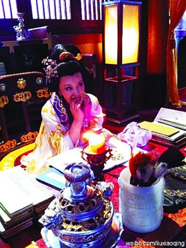 刘晓庆曝光片场有趣花絮 武则天抽空嗑瓜子(图)--中国国情手册