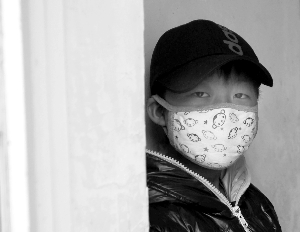 男子欲救子劫持红基会人员 曾卖血凑医药费(图)--中国国情