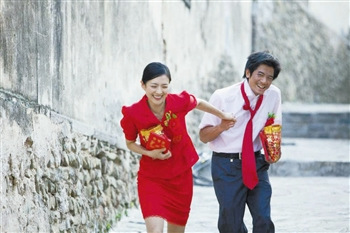 章子怡郭富城晒“婚照” 两人牵手街上奔跑(图)--中国国情
