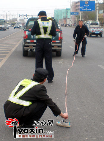 皮卡车撞倒女学生拖行十余米(图)--中国国情网