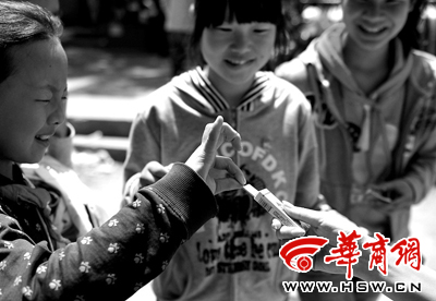 小学生玩放电“口香糖” 电压60伏可损心肌--中国国情手册