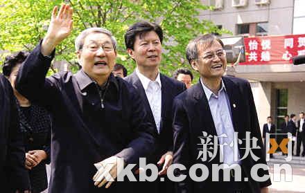 朱镕基到访清华与学生交流教育制度等(图)--中国国情