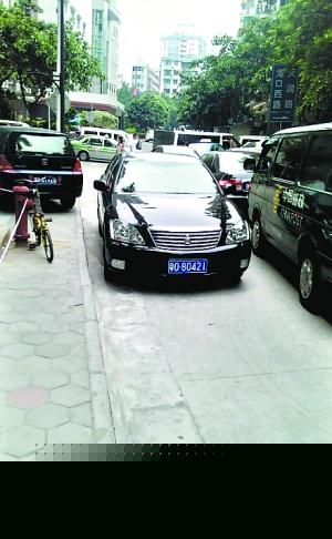 特种号牌车逆行致塞车 被罚200元扣3分--中国国情网