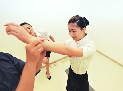 众多女孩成职业考空族 为当空姐坚持不气馁--中国国情网