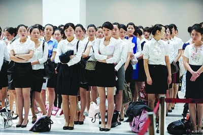 众多女孩成职业考空族 为当空姐坚持不气馁--中国国情网