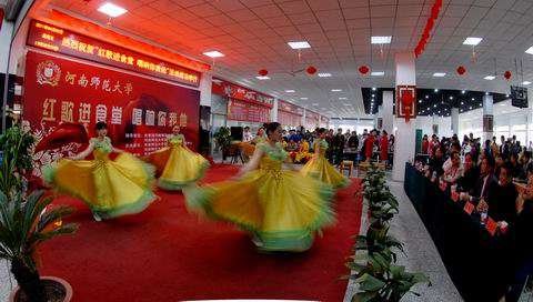 河南师大餐厅提供精神食粮 百首红歌进食堂--中国国情