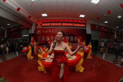 河南师大餐厅提供精神食粮 百首红歌进食堂--中国国情