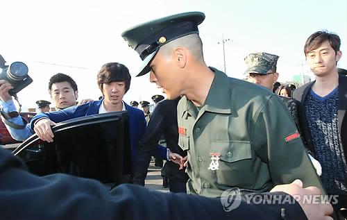 图文:玄斌入伍后首次休假 与家人度过温馨假期--中国国情
