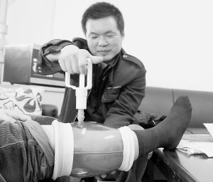 农民为父治病发明膝关节拔罐器获国家专利--中国国情手册
