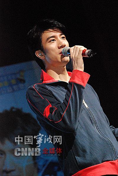 王力宏举行公益宏歌会 粉丝拿十八般兵器留影--中国国情网