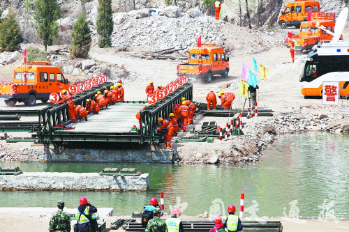 首次公路交通警地联合应急救援演练在京举行--中国国情网