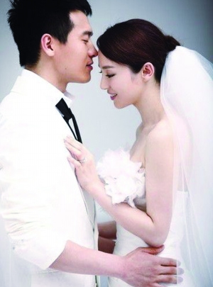 与董璇婚纱照曝光 高云翔:不让对方成抹布女(图)--中国国情网