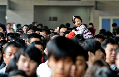 北京西站迎来小长假客流高峰--中国国情