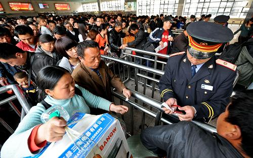 北京西站迎来小长假客流高峰--中国国情