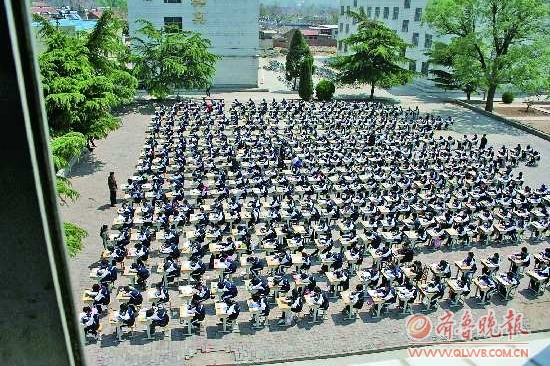 山东一中学560名学生露天考试 校方称防止作弊--中国国情网