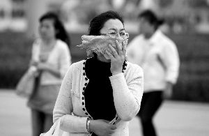 北京五一假期首日受风沙影响公园游客减三成--中国国情网