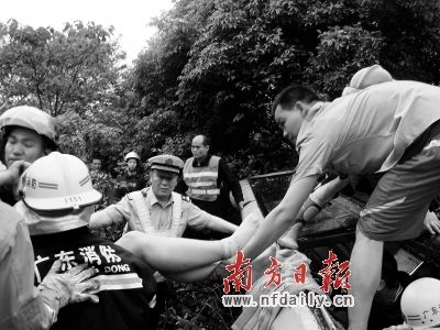 大客车在京珠高速翻车致20多人伤--中国国情