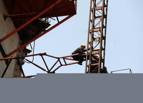 全国各地劳动者在辛勤工作中度过“五一”假期--中国国情