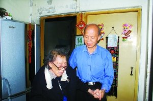 古稀男子赡养小学班主任29年 只为当年承诺--中国国情网