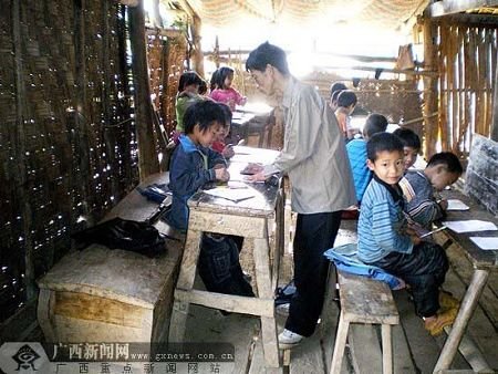 小学用棺材当板凳 官方承诺5月搬新校舍--中国国情