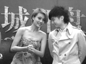 容祖儿雨中亮相“美丽冻人” 古巨基帮忙按手印--中国国情网