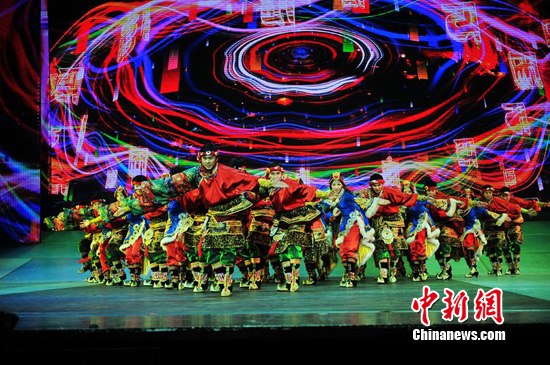 谭晶惊艳亮相歌舞晚会《以青春的名义》(图)--中国国情