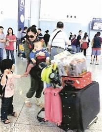 图文:张柏芝只身携两子返港 Lucas懂事疼弟弟--中国国情网