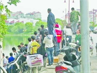 数名钓客与神秘大鱼拉锯3小时--中国国情网