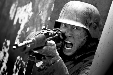 《十三钗》公布士兵剧照 窦骁灰头土脸成硬汉(图)--中国国情网