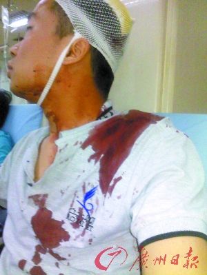 广东东莞4人持械当街劫走350台手机--中国国情网