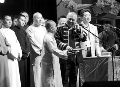 德云社十五周年庆开幕 冯小刚捧场张国立望登台--中国国情网