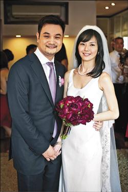 孙燕姿披婚纱完婚 胡须男过重重考验娶新娘(图)--中国国情网