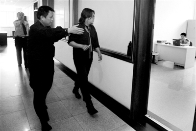 高晓松醉驾酿车祸 出示美国护照难逃中国法律约束--中国国情网