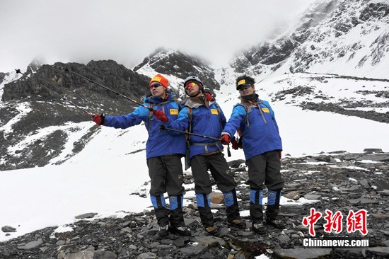 明星组团冲击四姑娘山 吴京雪山中打太极(图)--中国国情网