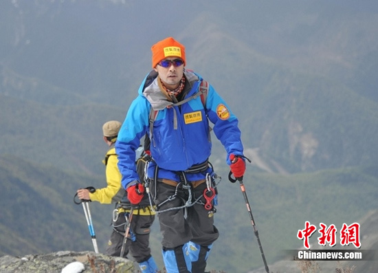 明星组团冲击四姑娘山 吴京雪山中打太极(图)--中国国情网