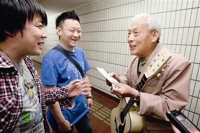 黑豹主唱约见地铁卖唱老人 送个唱门票圆音乐梦--中国国情