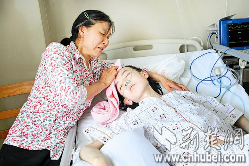 大学男生肄业后玩网游成瘾 病重被抬回家--中国国情