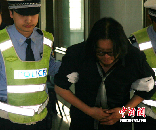 高晓松因酒驾被移送法办 略显疲态鞠躬致歉(图)--中国国情网