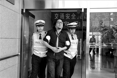 高晓松被拘细节:酒精检测超标两倍 晃着受询问--中国国情手册