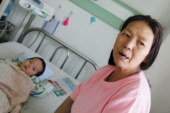 “拾荒妈妈”三个孩子需做手术获捐5万元(图)--中国国情手册