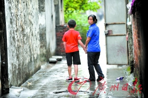 16岁少年长脑瘤貌似儿童 无法上学与电视为伴(图)--中国国情手册